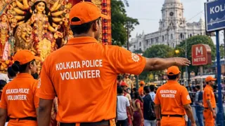 भगवा रंग की पोशाक में दुर्गापूजा की भीड़ संभालेंगे सिविक वालंटियर (फोटो- AI Generated)