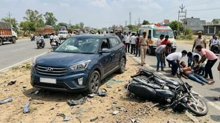 तेज रफ्तार ने बाइक सवार को मारी टक्कर। AI जनरेटेड