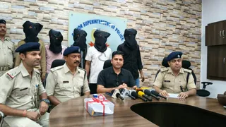 जानकारी देती पुलिस टीम। (जागरण)
