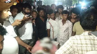 शव के साथ मोतिहारी सदर अस्पताल के बाहर प्रदर्शन करते लोग।