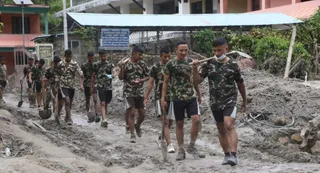 कड़े चट्टान को काटकर सड़क चौड़ी करने का चल रहा काम। जागरण