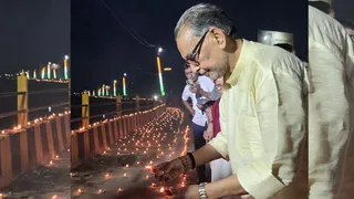 सेवा संकल्प अभियान' के तहत गुरुवार शाम मोतिहारी का मोतीझील तट हजारों दीपों से जगमगा उठा।