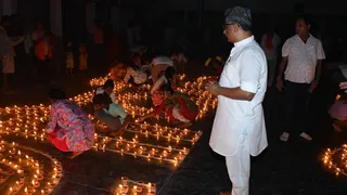 नगर विकास एवं आवास विभाग के मंत्री नीतीश मिश्रा ने मंदिर प्रांगण में "आशीर्वाद का दीया" जलाकर प्रधानमंत्री के उत्तम स्वास्थ्य एवं दीर्घायु की कामना की।