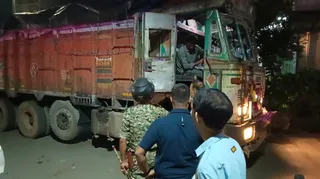 पुलिस ने आरोपी चालक को हिरासत में ले लिया है और दुर्घटनाग्रस्त 14 चक्का ट्रक को जब्त कर थाने ले आई है।
