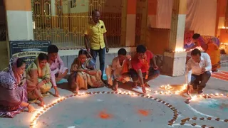 दीप जलाती सभापति रीना देवी व अन्य। जागरण