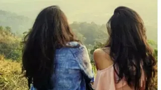 तीन बच्चों की मां युवती के साथ भागी।