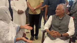 भाजपा के पूर्व प्रदेश प्रधान सुनील जाखड़ पीड़ित की मां से बात करते हुए।