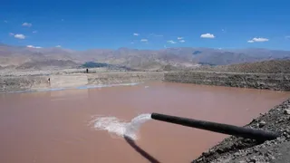 लहाख के लेह जिले के स्पितल फरका में ग्लेशियर के पानी से भरा एक जलाशय सत्तता विनाता