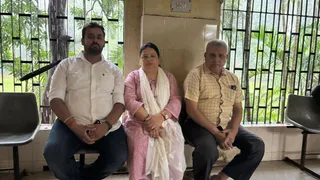 भाई व चाचा के साथ कोर्ट के बाहर बैठीं कल्पना तिवारी।