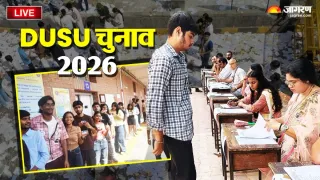 रामलाल आनंद कॉलेज में वोट डालने के लिए लाइन में खड़े छात्र