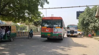 गलत दिशा में दौड़ती बसें।