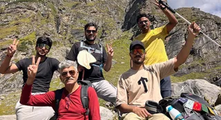 14,500 फीट ऊंचे हमटा पास पर ट्रैकिंग के दौरान शमशेर संधू (लाल टी-शर्ट)।