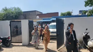डेराबस्सी कोर्ट परिसर से बाहर आती महिलाएं। (सांकेतिक फोटो)