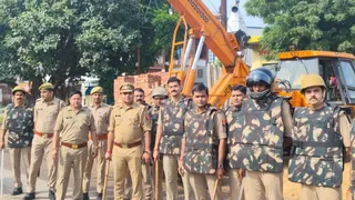 आगरा की सीमा पर किसानों को रोकने के लिए तैनात पुलिस बल।