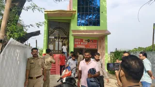 होटल ब्ल्यू स्काई में छापे के दौरान टीम।