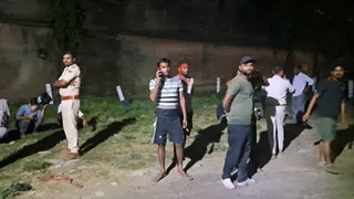 अररिया के मरिया कोसी धार के पास जुटी ग्रामीणों की भीड़ ।