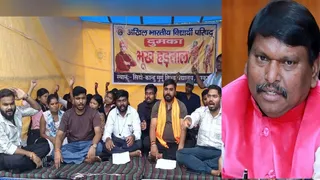 भूख हड़ताल पर बैठे छात्र और पूर्व मुख्यमंत्री अर्जुन मुंडा। (फोटो साैजन्य)