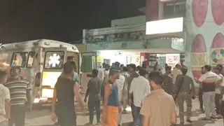 अस्पताल के पास लोगों की लगी भीड़। (जागरण)