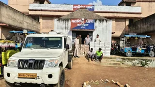 Banka Liquor Seized In Oil Tanker: बांका के सुइया में तेल टैंकर से 637 लीटर विदेशी शराब बरामद; 72 कार्टन शराब के साथ खगड़िया के दो तस्कर गिरफ्तार
