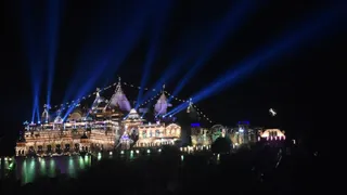 बरसाना में शुक्रवार रात दूर तक रोशनी बिखेरता राधारानी मंदिर।