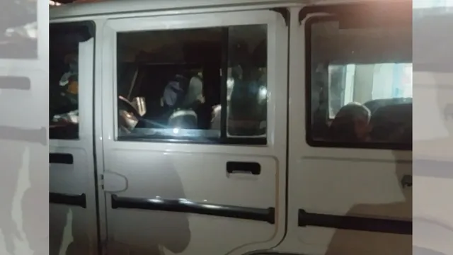 West Champaran : छात्रा के अपहरण के आरोपित को गिरफ्तार करने गई पुलिस टीम पर हमला, थानेदार समेत दो चोटिल
