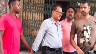 सीसीएल कर्मचारी को रिश्वतखोरी में पकड़कर ले जाती धनबाद सीबीआई की टीम। (फोटो सौजन्य)