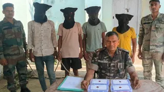 गिरफ्तार साइबर ठगों के साथ देवघर पुलिस की टीम। (फोटो जागरण)