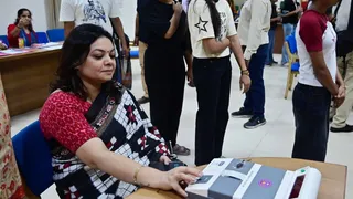 दिल्ली विश्वविद्यालय के मिरांडा हाउस परिसर में छात्र संघ चुनाव के लिए वाेट डालने के लिए कतार में खड़ी छात्राएं और इवीएम को संचालित करती चुनावकर्मी। जागरण