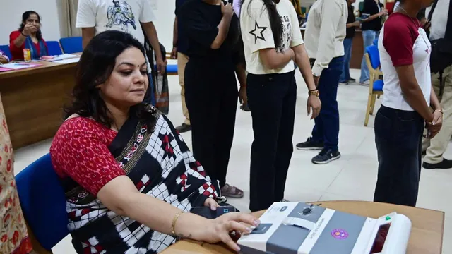 DUSU Election 2026: EVM में वोट, जेब पर महंगाई का बोझ; छात्रों ने बताया PG से मेट्रो तक क्या हैं बड़े मुद्दे