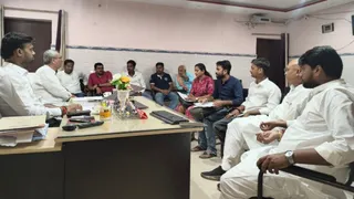 एसडीओ कार्यालय में समीक्षात्मक बैठक करते विधायक प्रो विनय चौधरी।