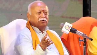 युवा धर्म संसद को संबोधित करते संघ प्रमुख मोहन भागवत। (फोटो- जागरण)