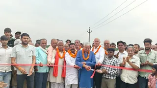 जलेसर में सड़क निर्माण कार्य का शुभारंभ करते विधायक संजीव दिवाकर।