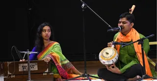 सीएसजेएमयू के सभागार में आयोजित कार्यक्रम में भजन गाते गायक सुनील लोधी (दाएं) । जागरण
