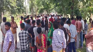 सड़क दुर्घटना में युवक की माैत के बाद जुटे लोग। (फोटो जागरण)
