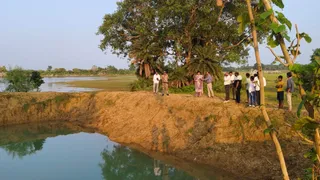 Jamui DDC Shipra Vijay Kumar Probe Pond Digging: दैनिक जागरण की खबर का बड़ा असर! पानी भरे तालाब की जांच करने पगडंडियों पर उतरीं जमुई DDC, बिचौलियों में हड़कंप