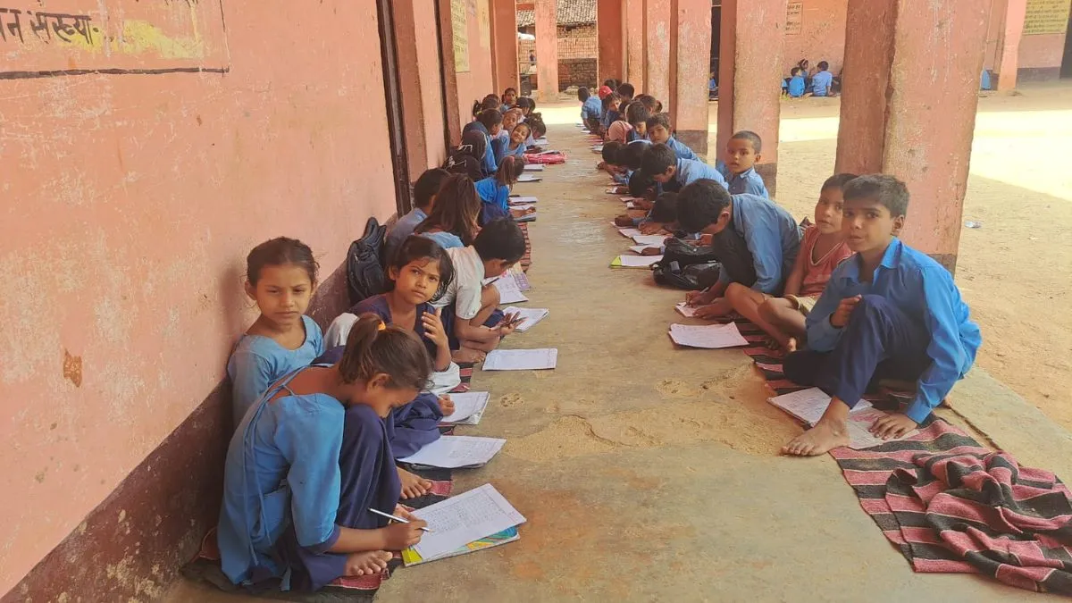 Jamui School Dangerous Rooftop Class 663 Students No Railing (1)