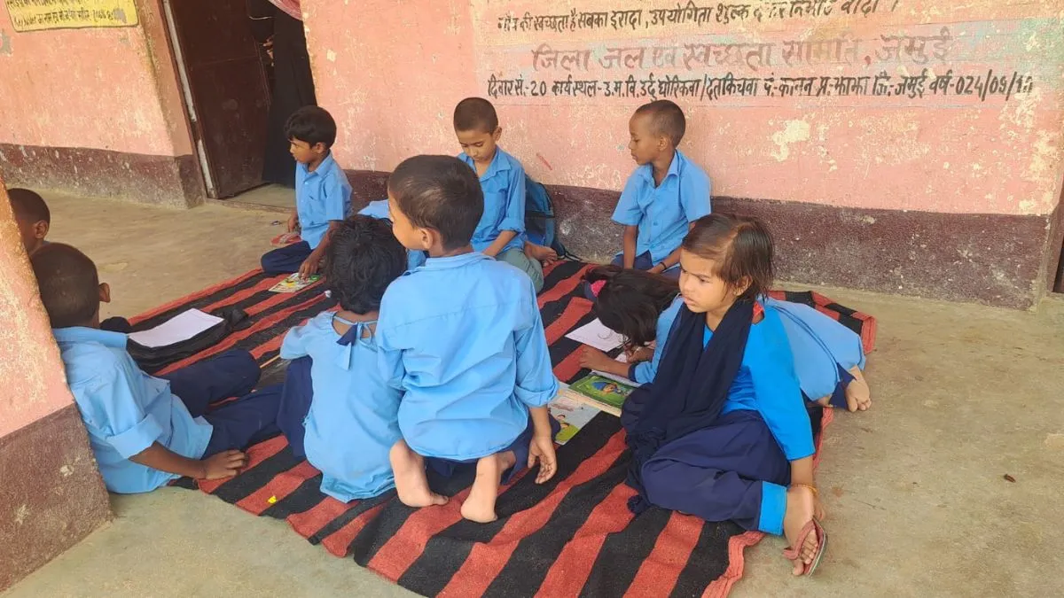 Jamui School Dangerous Rooftop Class 663 Students No Railing (2)