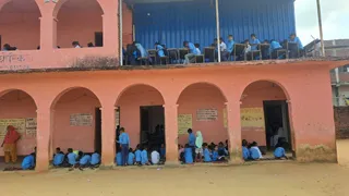 Jamui Jhajha School Danger Roof Class: जमुई के झाझा में बिना रेलिंग वाली छत पर पढ़ने को मजबूर नौनिहाल; 663 बच्चों पर सिर्फ 5 कमरे, कभी भी हो सकता है बड़ा हादसा