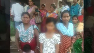 तांतनगर थाना परिसर में पीड़ित महिलाएं।