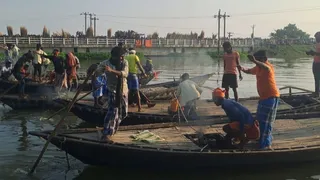 Katihar Amdabad Boat Race: बाढ़ की आपदा में उमंग की पतवार! कटिहार में ढाई किमी लंबी नौका दौड़ प्रतियोगिता, लोहा सिंह की टीम ने मारी बाजी
