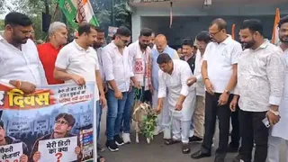 धनबाद में बकरी को चारा खिलाते कांग्रेसी। (फोटो सौजन्य)