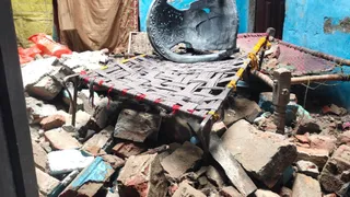 छत ढहने के बाद कमरे में पड़ा मलबा।