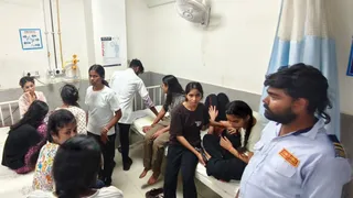 मुंगेर सदर अस्पताल के इमरजेंसी वार्ड में भर्ती बीमार इंजीनियरिंग कॉलेज की छात्राएं।