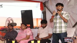 अजगरा महोत्सव में गुरुवार को सवाल-जवाब के दौरान अपनी बात रखता प्रतिभागी। जागरण।