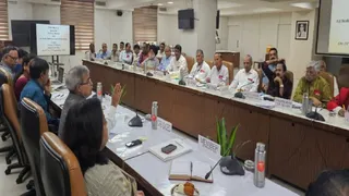 रेलवे बोर्ड की बैठक में भाग लेते अधिकारी और यूनियन के नेता। (फोटो: सौजन्य)