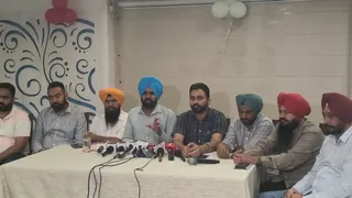 जानकारी देते हुए पंजाब रोडवेज, पनबस और पीआरटीसी कॉन्ट्रैक्ट वर्कर्स यूनियन के पदाधिकारी।