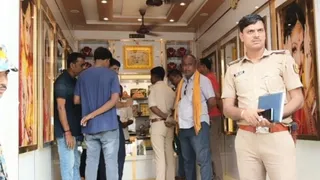 मोहिउद्दीननगर बाजार स्थित वैष्णव ज्वेलर्स में जांच के लिए पहुंची टीम।