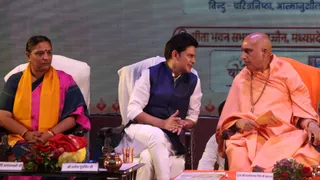 मातृश्री स्मृति अनंतलक्ष्मी, मनोज मुंतशिर और जूनापीठाधीश्वर आचार्य महामंडलेश्वर अवधेशानंद। (फोटो- जागरण)