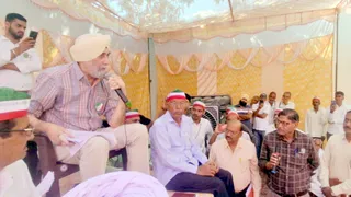 अमरोहा गन्ना विकास समिति में धरने को संबोधित करते राष्ट्रीय किसान मजदूर संगठन के राष्ट्रीय अध्यक्ष सरदार वीएम सिंह।