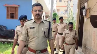 घटनास्थल का जायजा लेते एसपी हृदय कांत